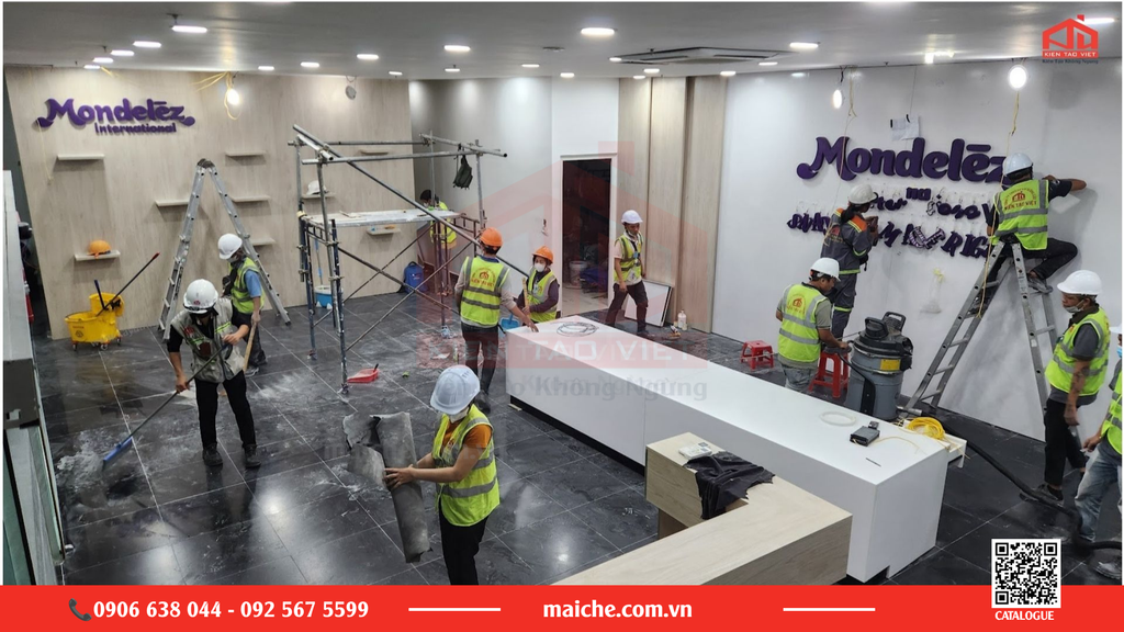 Đội ngũ kỹ thuật tiến hành lắp dựng khung và hệ truyền động mái che tại công trình Thuận An.