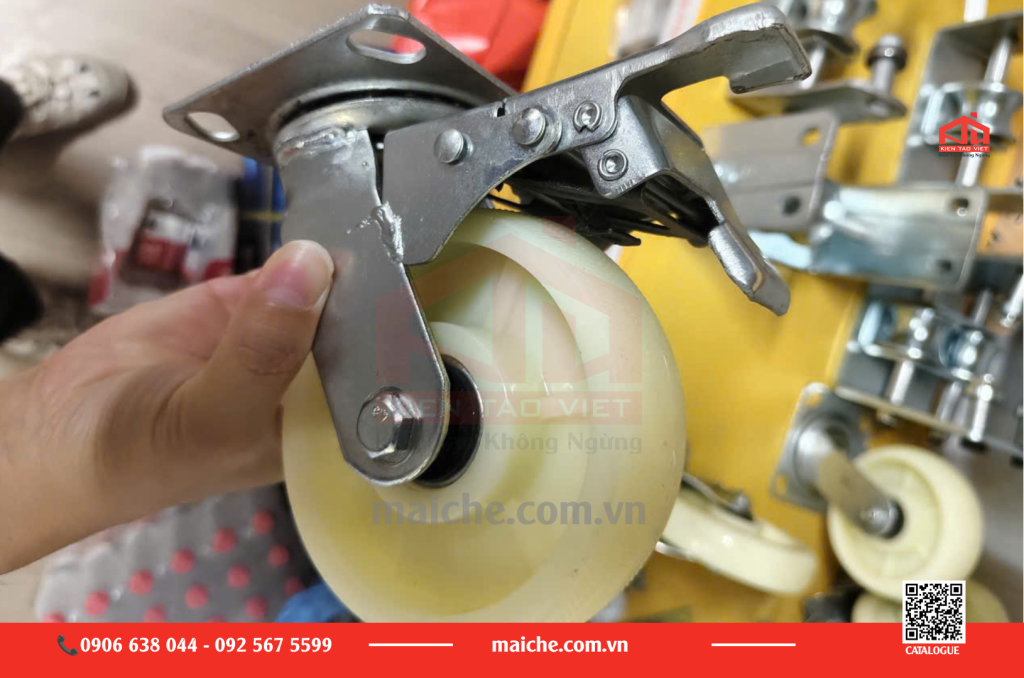 Cấu tạo chi tiết cụm bánh xe di chuyển mái che di động bao gồm vỏ đúc, vòng bi và trục liên kết.