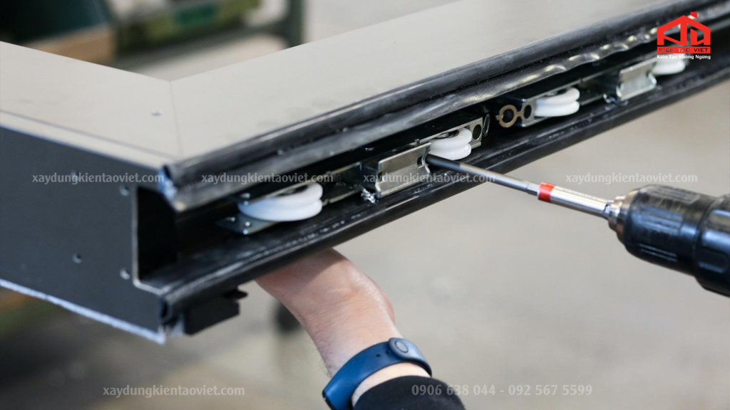 Kiểm tra motor và ray dẫn hướng khi bảo trì mái che di động. 