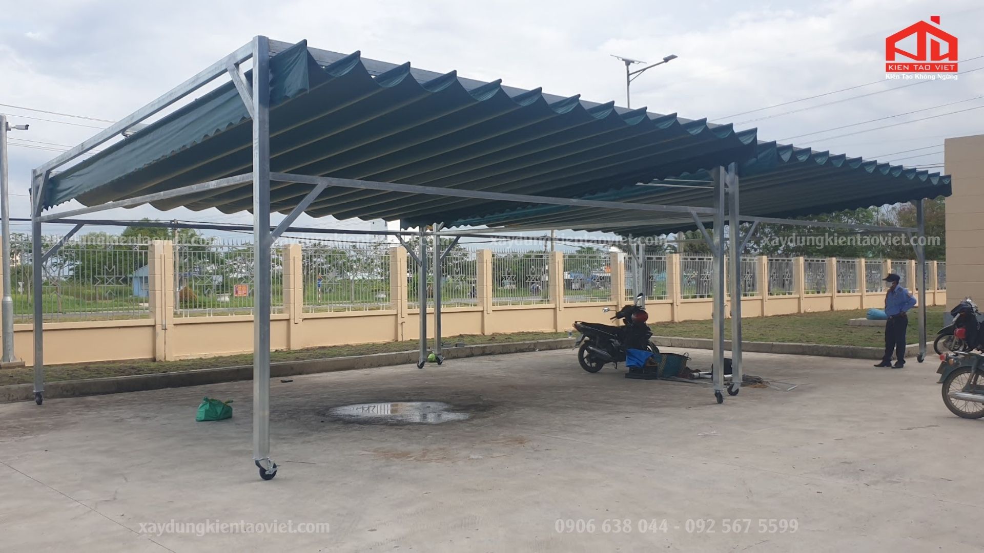 Mái che đẩy tay có bánh xe khóa an toàn, thích hợp cho gian hàng lưu động hoặc khu vực linh hoạt. 