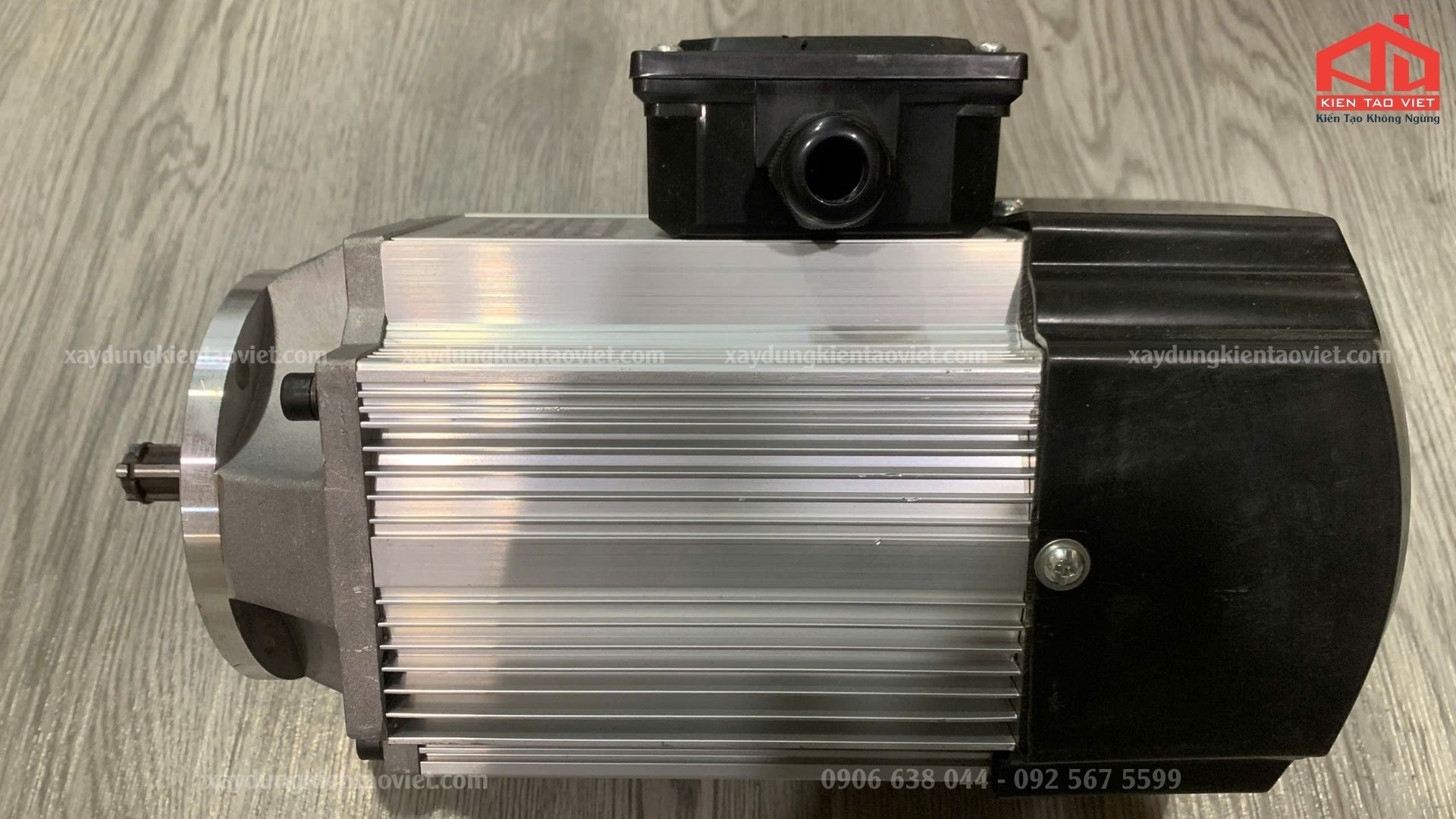 Motor điện tự động kết hợp ray dẫn hướng giúp việc đóng mở mái che lớn trở nên dễ dàng. 
