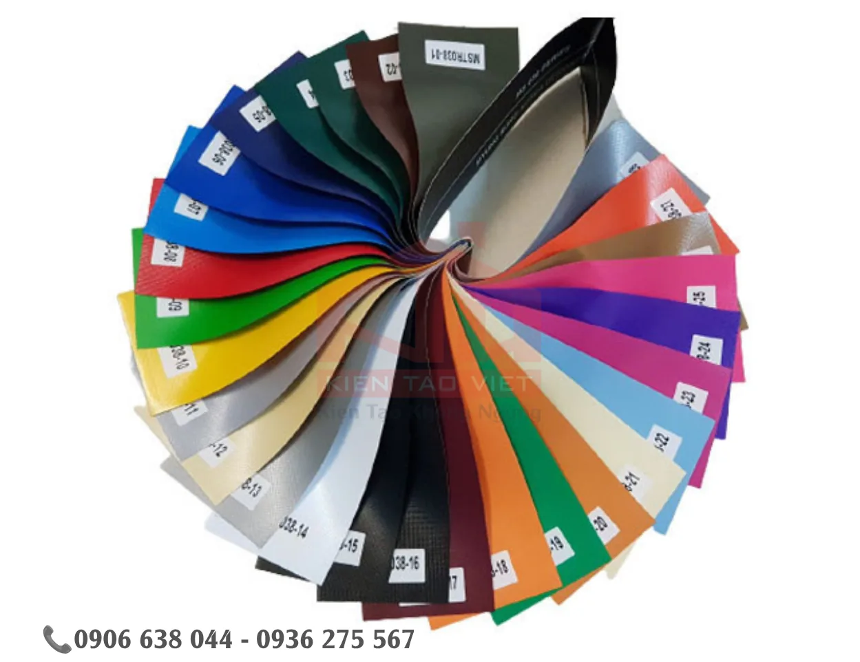 Khung thép mạ kẽm chịu lực kết hợp bạt PVC chống tia UV bảo đảm độ bền công trình ngoài trời. 